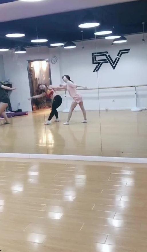 操场跳舞 吃瓜视频,捕捉校园生活趣味瞬间