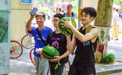 长沙大学 吃瓜,吃瓜群众围观校园风云