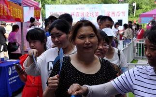 多人吃瓜现场图片,众人围观吃瓜，热闹非凡